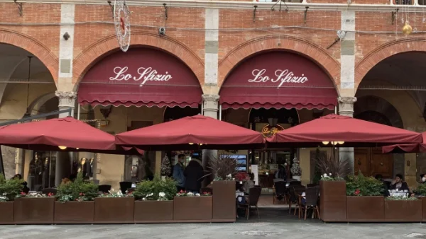 Lo Sfizio Pisa - front street terrasse, original photo by Lo Sfizio